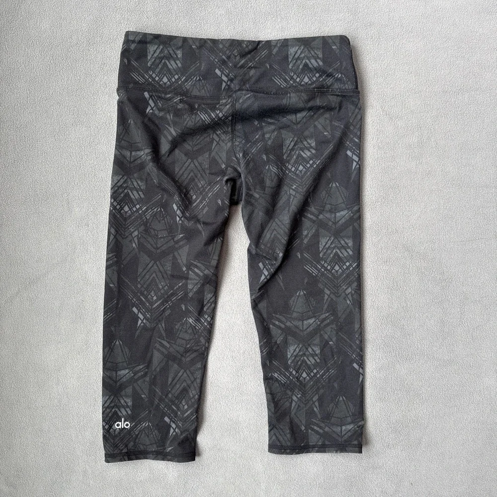 ALO Leggings Womens Small Black Green Geometric Cropped Capri Stretch Yoga Sport